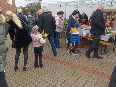 stoiska i kupujący na kiermaszu