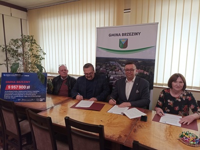 Wójt, Skarbnik, wykonawca podpisują umowę