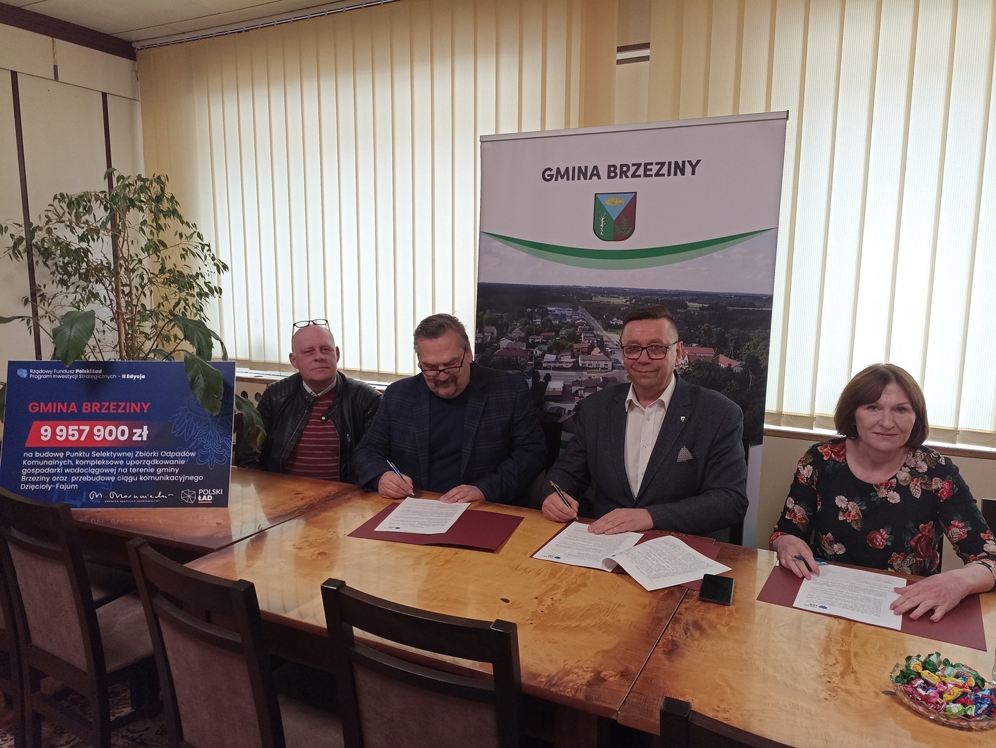 Wójt, Skarbnik, wykonawca podpisują umowę