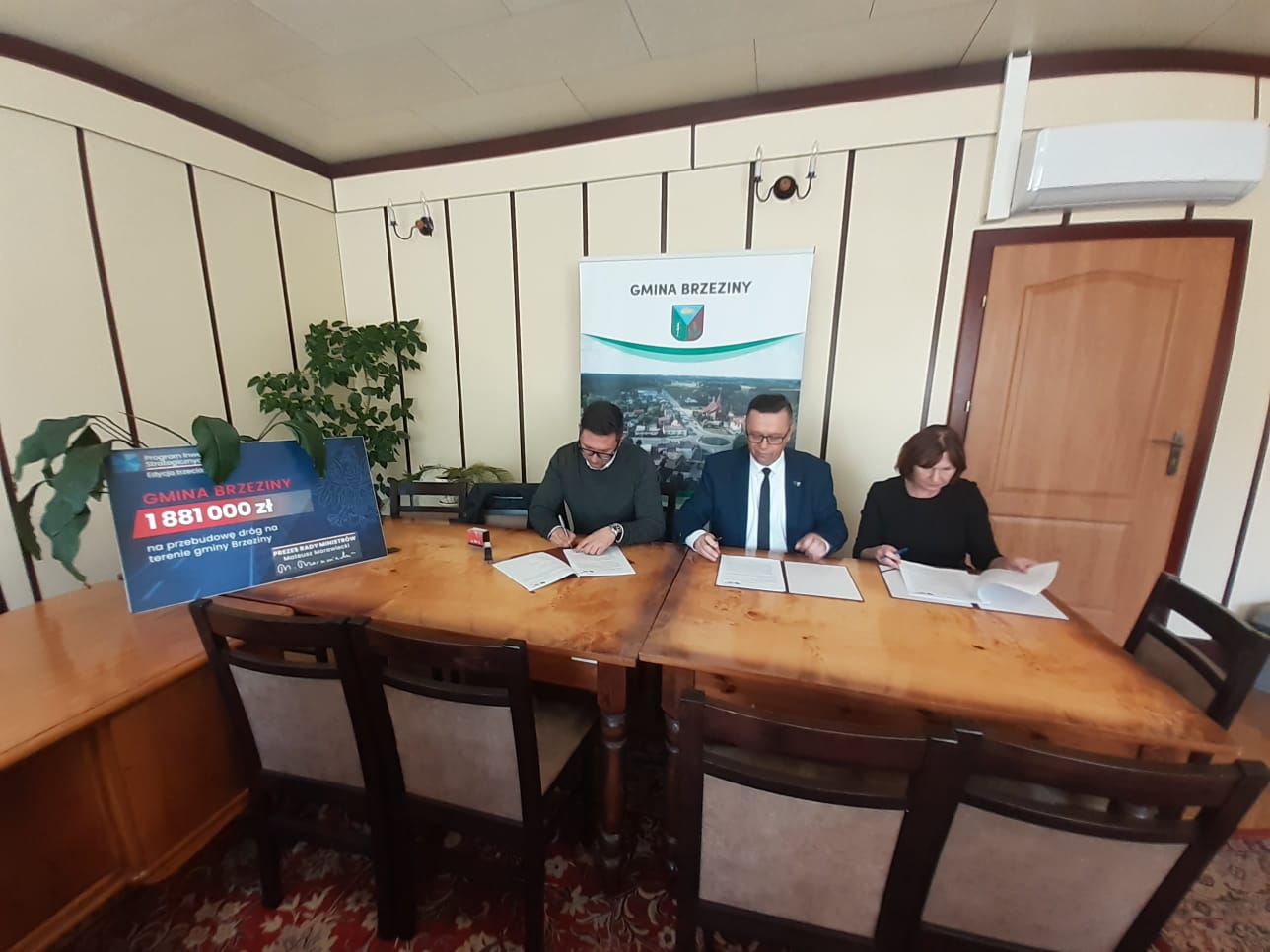 Wójt, Skarbnik, wykonawca podpisują umowę
