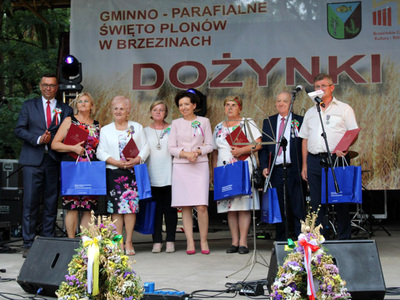 wręczenie medali przez Panią Minister Marlenę Maląg