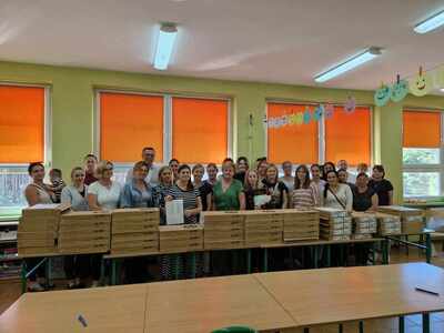 rodzice i uczniowie z laptopami