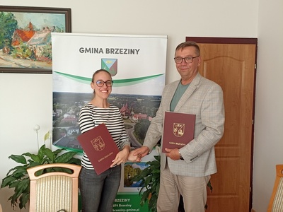 Wójt i przedstawiciel wykonawcy przy podpisaniu umowy