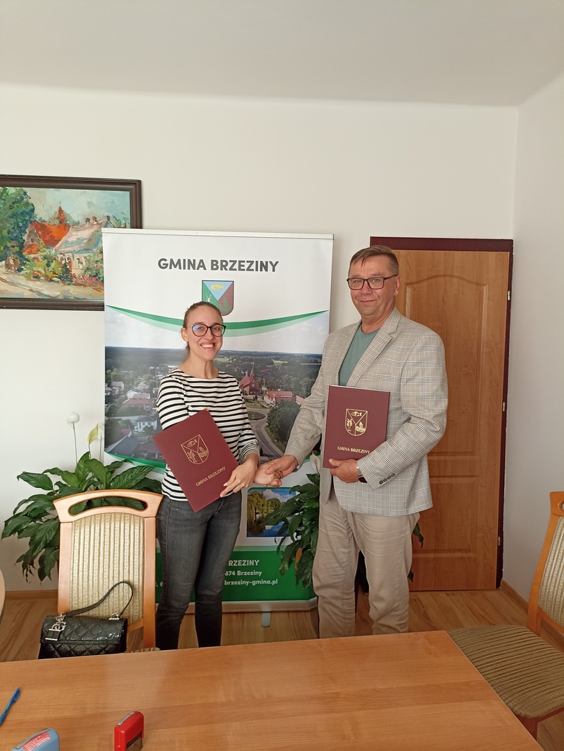 Wójt i przedstawiciel wykonawcy przy podpisaniu umowy