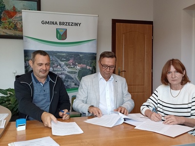Wójt i Skarbnik Gminy podpisują umowę.