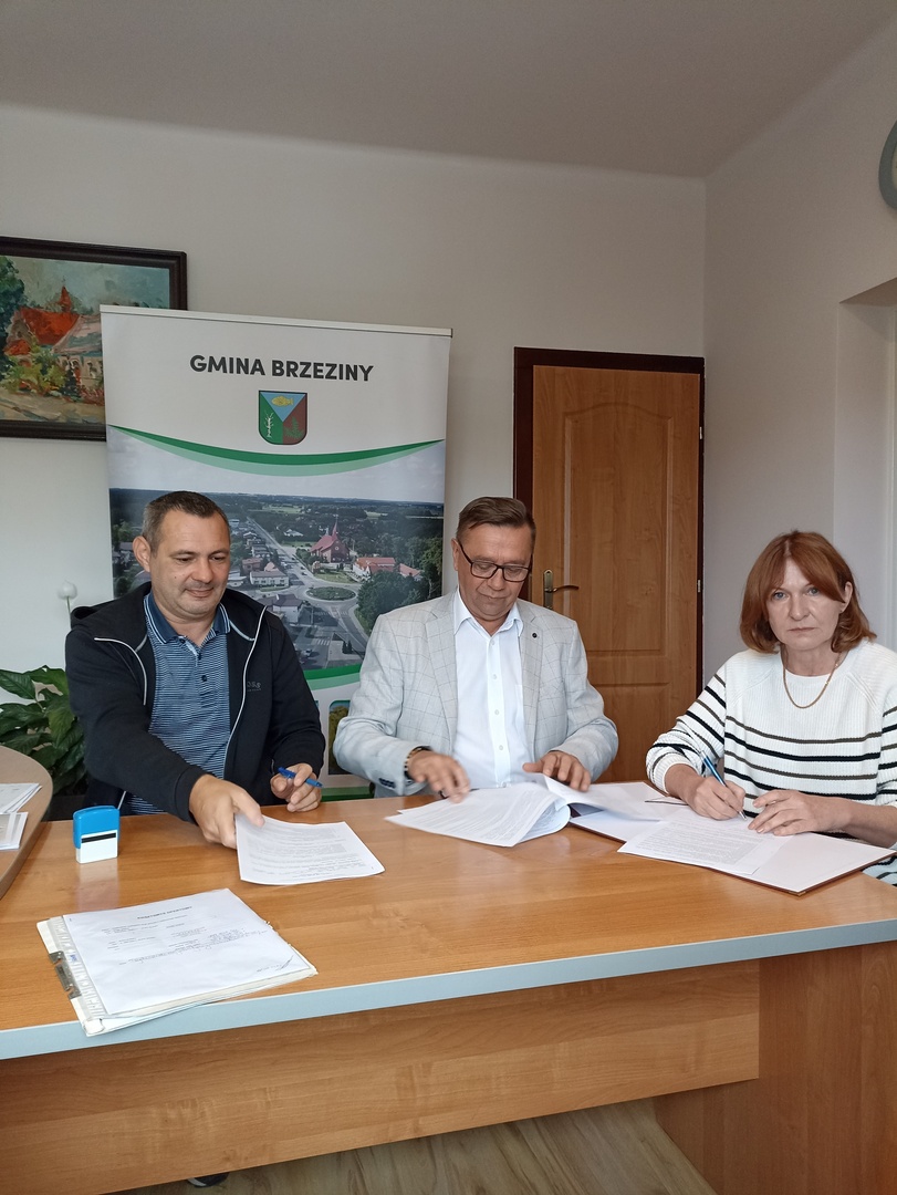 Wójt i Skarbnik Gminy podpisują umowę.