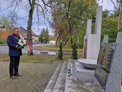 Wójt Gminy składa kwiaty przed pomnikiem