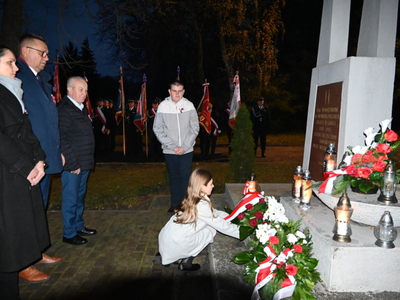 władze gminy składają kwiaty przed pomnikiem