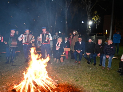 uczestnicy uroczystości przy ognisku