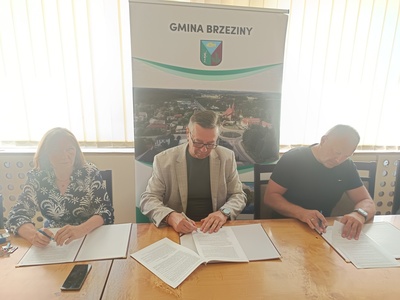 Wójt i Wykonawca podpisują umowę