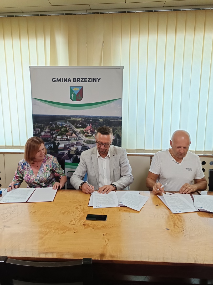 Wójt, Skarbnik i wykonawca podpisują umowę
