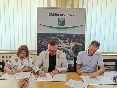Wójt, Skarbnik, Wykonawca podpisują umowę