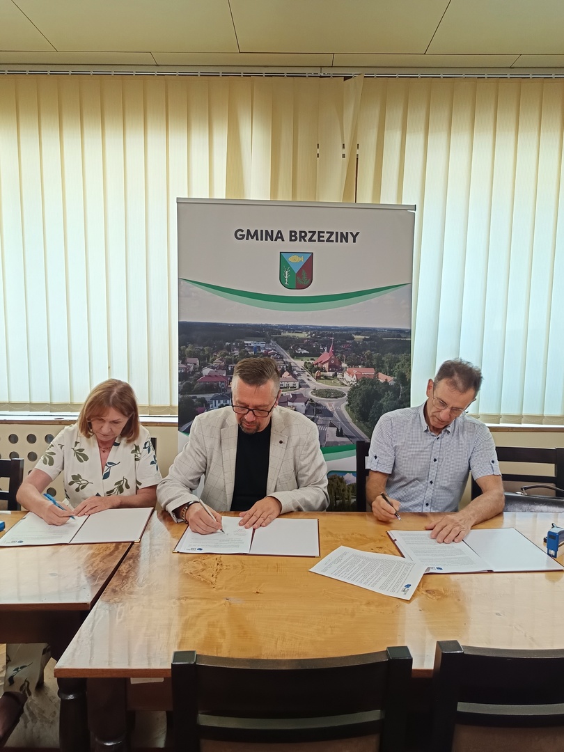 Wójt, Skarbnik, Wykonawca podpisują umowę