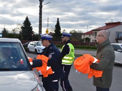 Policja wręcza kamizelki odblaskowe