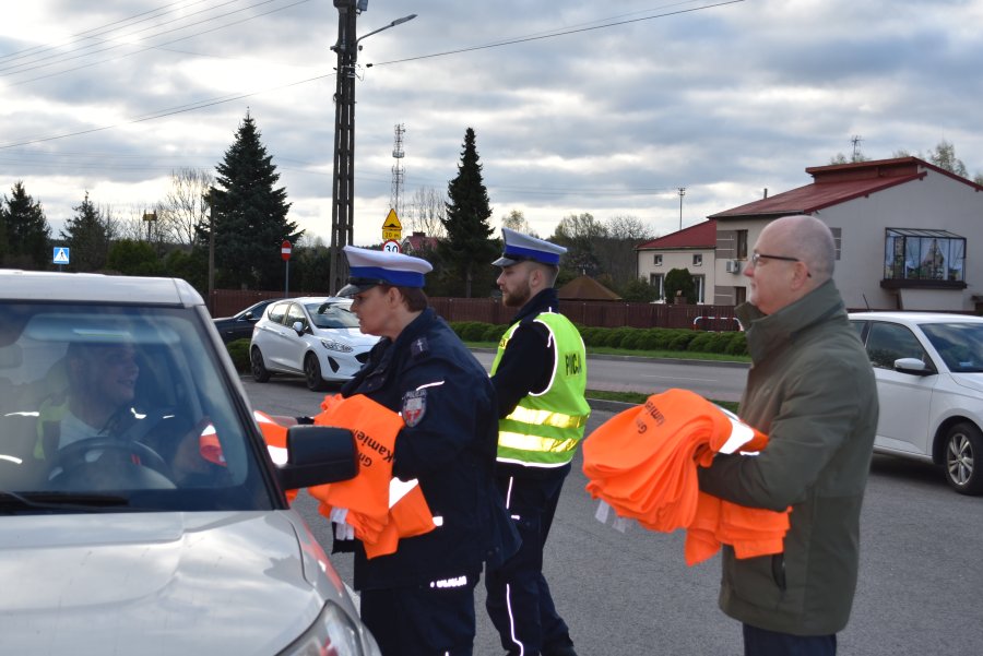 Policja wręcza kamizelki odblaskowe