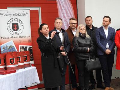 Przekazanie samochodu dla OSP Maków