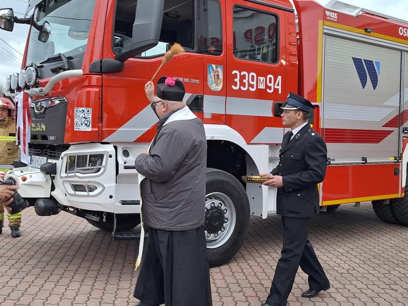 Przekazanie samochodu dla OSP Maków