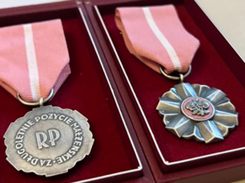 Na zdjęciu znajdują się medale za dlugoletnie pożycie małżeńskie ułożone w pudełkach