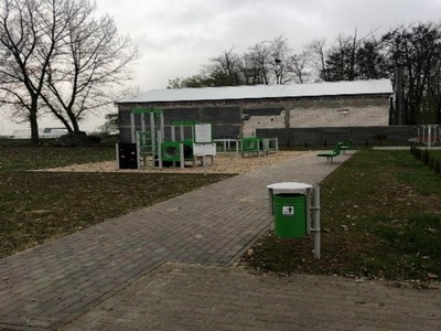 Zdjęcie przedstawiające plac zabaw dla dzieci na tle budynku