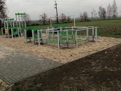 Zdjęcie przedstawiające plac zabaw w miejscowości Kopojno