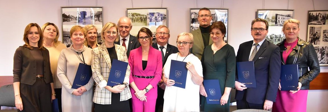 Zdjęcie przedstawiające nagrodzonych nauczycieli i dyrektorów szkół z okazji DEN