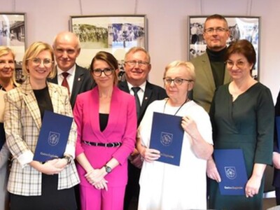 Zdjęcie przedstawiające nagrodzonych nauczycieli i dyrektorów szkół z okazji DEN