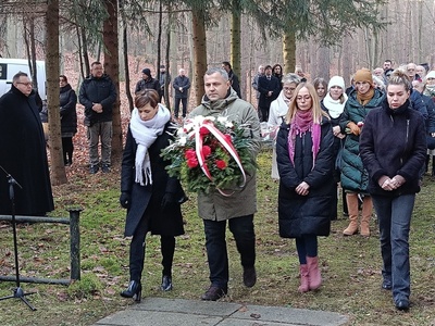 Obchody 85. Rocznicy Rozstrzelania Mieszkańców Gostynina i Ziemi Gostynińskiej w Woli Łąckiej przez Niemców