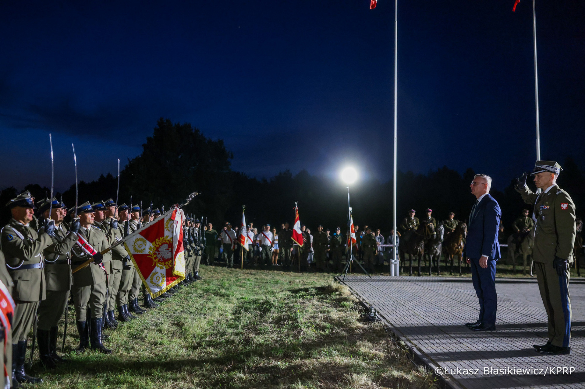 01_sawomir_cenckewicz_bbn_apel_pamieci_pomnik_ks_skorupka_ossow_14-08-2025_lb_17379.jpg [1920x1279]