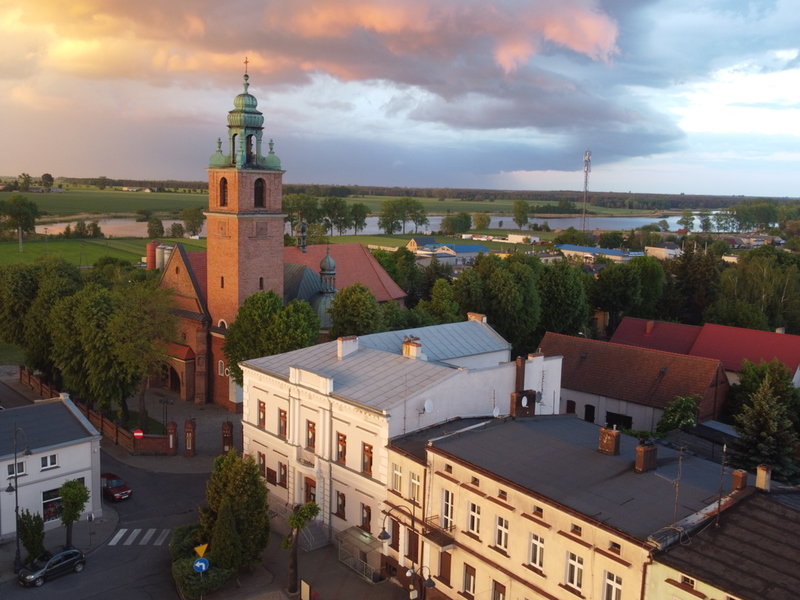Widok kościoła parafialnego w Kłecku od strony rynku