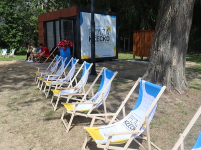 Leżaki na kłeckiej plaży