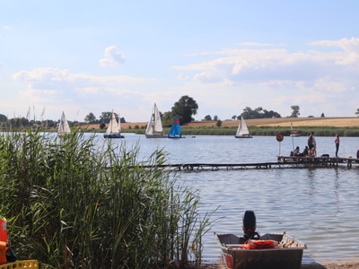 Widok na brzeg kłeckiego kąpieliska