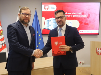 Podpisanie umowy na budowę mieszkań komunalnych 