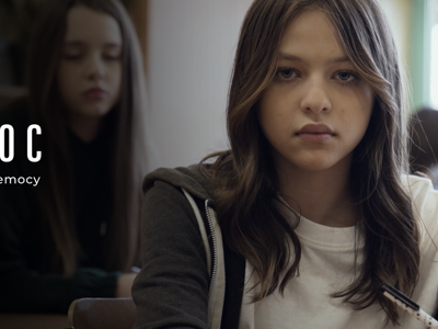 Grafika przecistaw się przemocy i żyj bez strachu - dziewczynka siedząca w szkolnej ławce