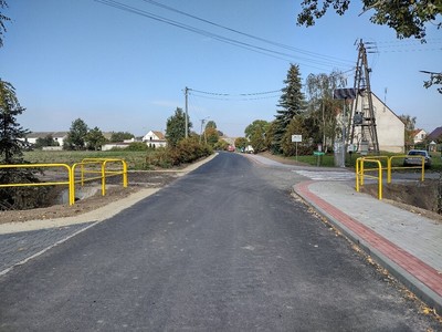 Droga gminna GNR 283018P w miejscowości Biskupice