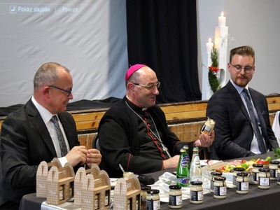 Od lewej Adam Serwatka, Burmistrz Gminy Kłecko, ks. abp Wojciech Polak, Prymas Polski, Michał Szymański, autor publikacji o ks. dr Marcinie z Kłecka. 