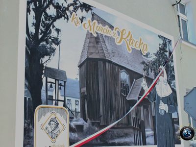 Mural przy ul. Domańskiego w Kłecku z wizerunkiem doktora plagi oraz kościoła św. Ducha 