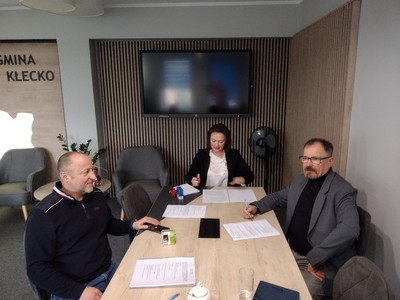 Od lewej przedstawiciel firmy Gringo, Skarbnik Gminy Kłecko, Burmistrz Gminy Kłecko,  podczas podpisywania umowy na remont budynku Urzędu