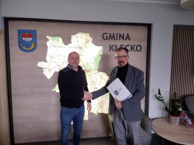 Burmistrz Gminy Kłecko, Adam Serwatka podaje rękę przedstawicielowi firmy Gringo