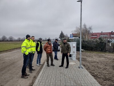 Odbiór sieci kanalizacyjnej, pracownicy firmy wraz z burmistrzem gminy.