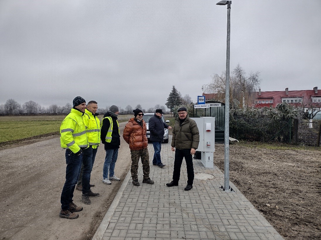 Odbiór sieci kanalizacyjnej, pracownicy firmy wraz z burmistrzem gminy. 