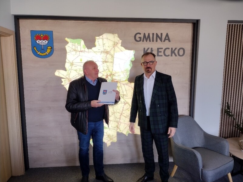 Burmistrz gminy Kłecko z wykonawcą prac w świetlicy w Świniarach
