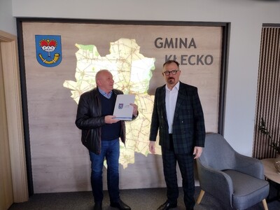 Burmistrz gminy Kłecko z wykonawcą prac w świetlicy w Świniarach