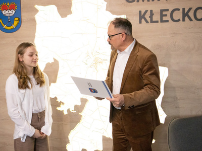 Burmistrz Gminy Kłecko Wręcza stypendium sportowe 