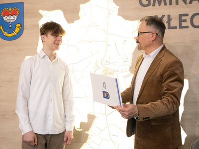 Burmistrz Gminy Kłecko Wręcza stypendium sportowe 