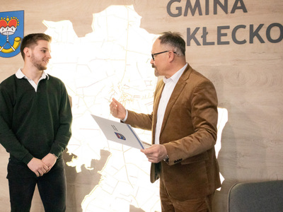 Burmistrz Gminy Kłecko Wręcza stypendium sportowe 
