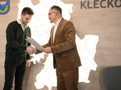 Burmistrz Gminy Kłecko Wręcza stypendium sportowe 