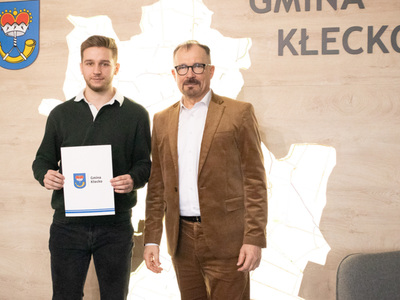 Burmistrz Gminy Kłecko Wręcza stypendium sportowe 