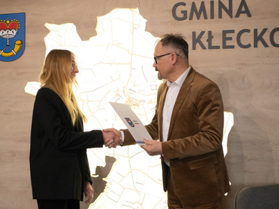 Burmistrz Gminy Kłecko Wręcza stypendium sportowe 