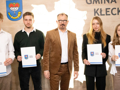 Burmistrz Gminy Kłecko w towarzystwie stypendystów sportowych