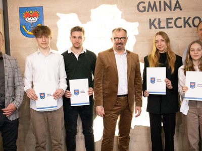 Burmistrz Gminy Kłecko w towarzystwie stypendystów sportowych i rodziców